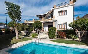 Queen Of The Ocean Villa: Stately Style House With Pool